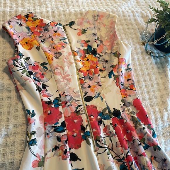 Just Taylor Women’s Floral Dress with pockets - Picture 4 of 9
